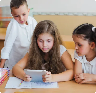 kids-with-tablet-desktop