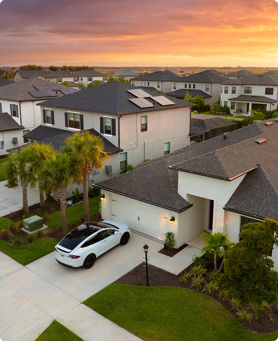 american-gated-community-houses-rural-us-suburbs-view-from-large-residential-homes-small-town-southwest-florida
