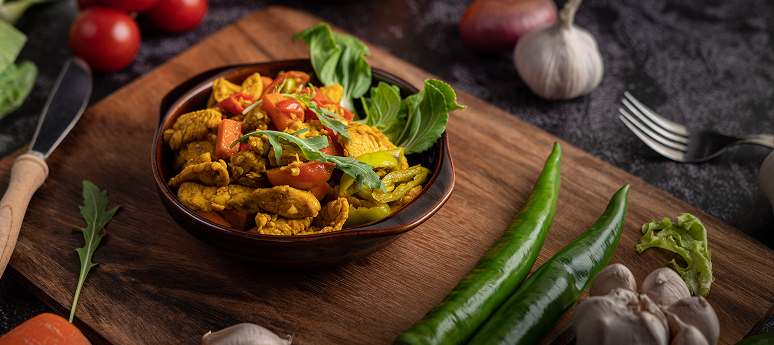 chicken-stir-fried-chili-along-with-bell-pepper-tomatoes-carrots