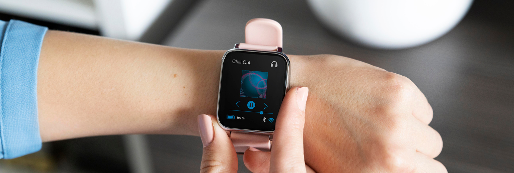 hand-using-smartwatch-playing-music (1)